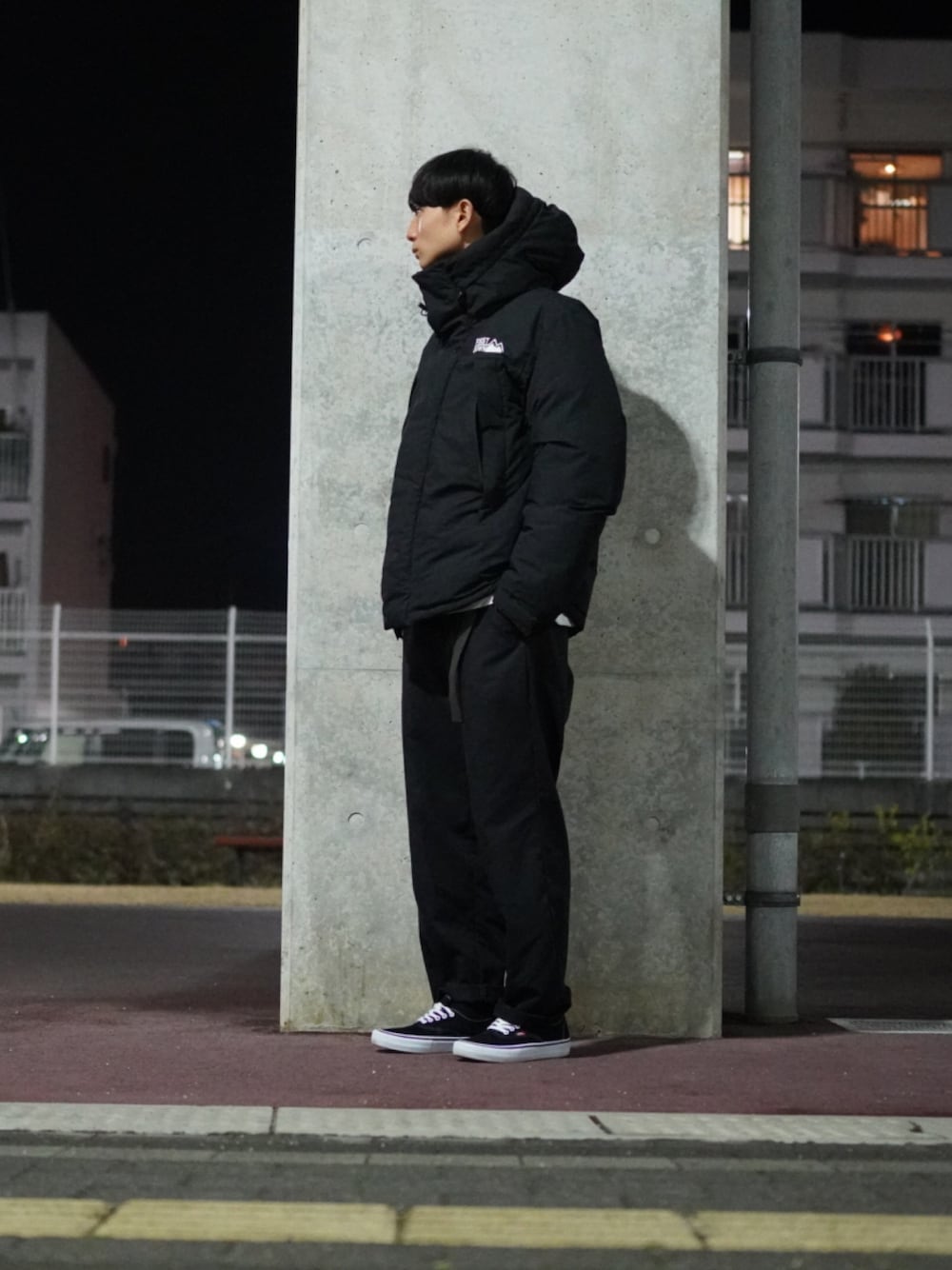 「FIRST DOWNのFIRST DOWN / ファーストダウン DICROS MAURI ダウンパーカー（ダウンジャケット/コート、ブラック系）」を使った、てるてるさん（メンズ・175cm）の春コーディネートの1枚目の写真