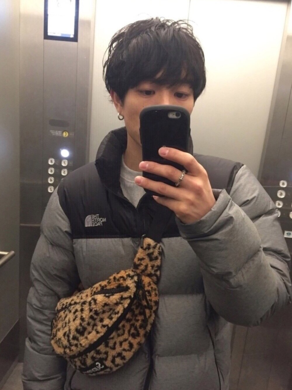 Supreme のボディバッグ/ウエストポーチを使った「レオパード柄」の