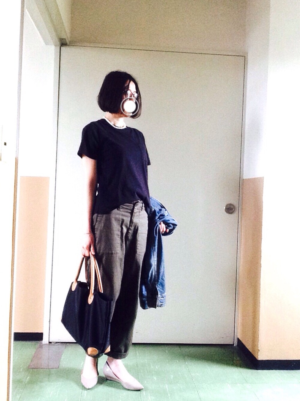 ブラック系のTシャツ/カットソー、グリーン系のその他パンツ、ブルー系のデニムジャケットを着用したレディースの春コーディネートの1枚目の写真