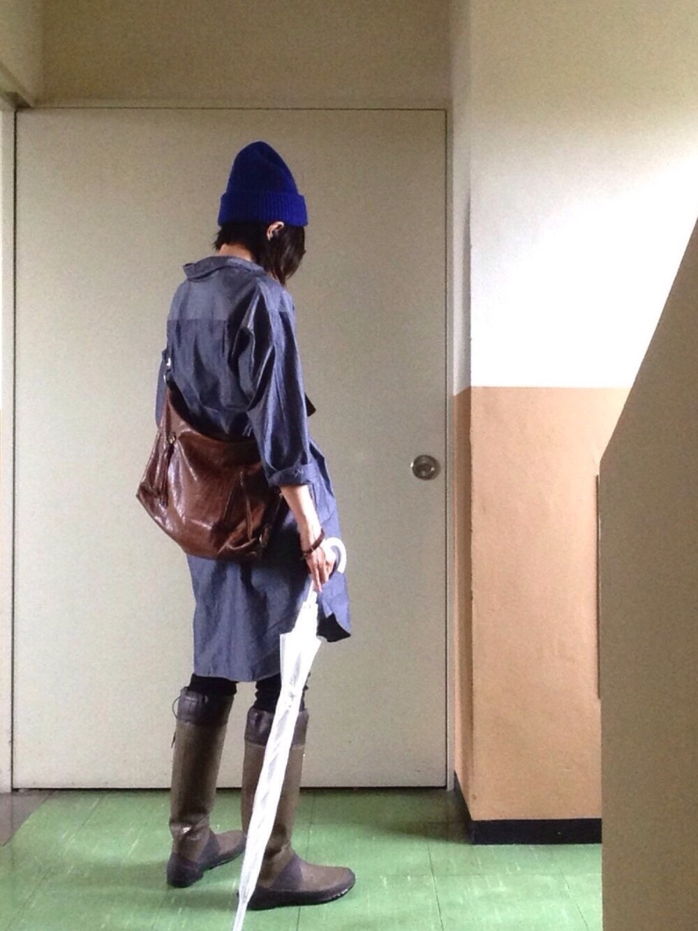 ブラウン系のレインシューズ、ブルー系のシャツワンピース、ブラウン系のショルダーバッグを着用したレディースの夏コーディネートの1枚目の写真