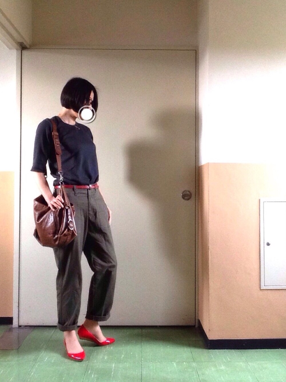 ブラック系のTシャツ/カットソー、グリーン系のその他パンツ、ブラウン系のショルダーバッグを着用したレディースの夏コーディネートの1枚目の写真