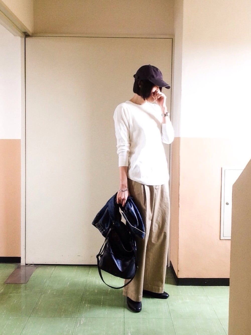 「オトナカジュアル、シンプルコーデ、キャップ」｜「GLOBAL WORKのサーマルクルーネック長袖Ｔ/737451（Tシャツ/カットソー、ホワイト系）」を使った、mizさん（レディース・168cm）の秋コーディネートの1枚目の写真