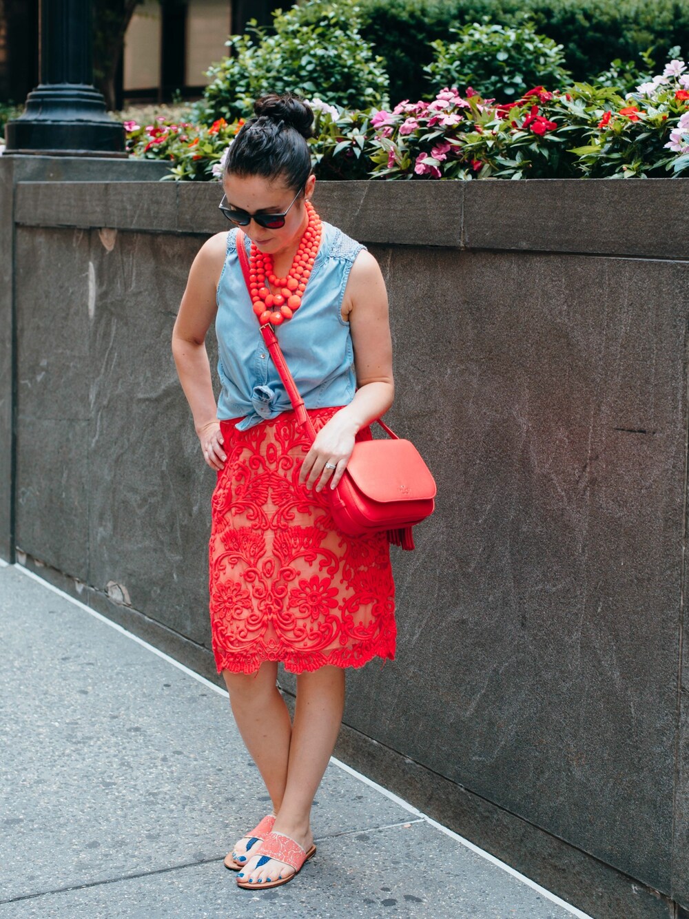 「AnthroStyle、contest」｜「kate spade new yorkのアイテム（ハンドバッグ、オレンジ系）」を使った、Dina S.さん（レディース・157cm）の春コーディネートの1枚目の写真