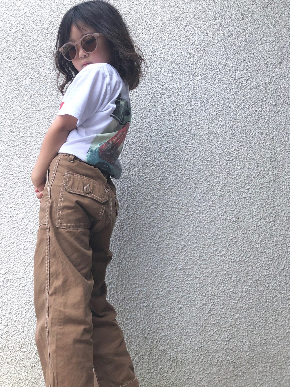 「夏コーデ、プチプラ、Tシャツ、おんなのこ、お洒落さんとつながりたい、白Tシャツ、4歳女の子、キッズコーデ」｜「BACK NUMBERのアイテム（パンツ、ブラウン系）」を使った、oкатuさん（キッズ・100cm）の夏コーディネートの1枚目の写真