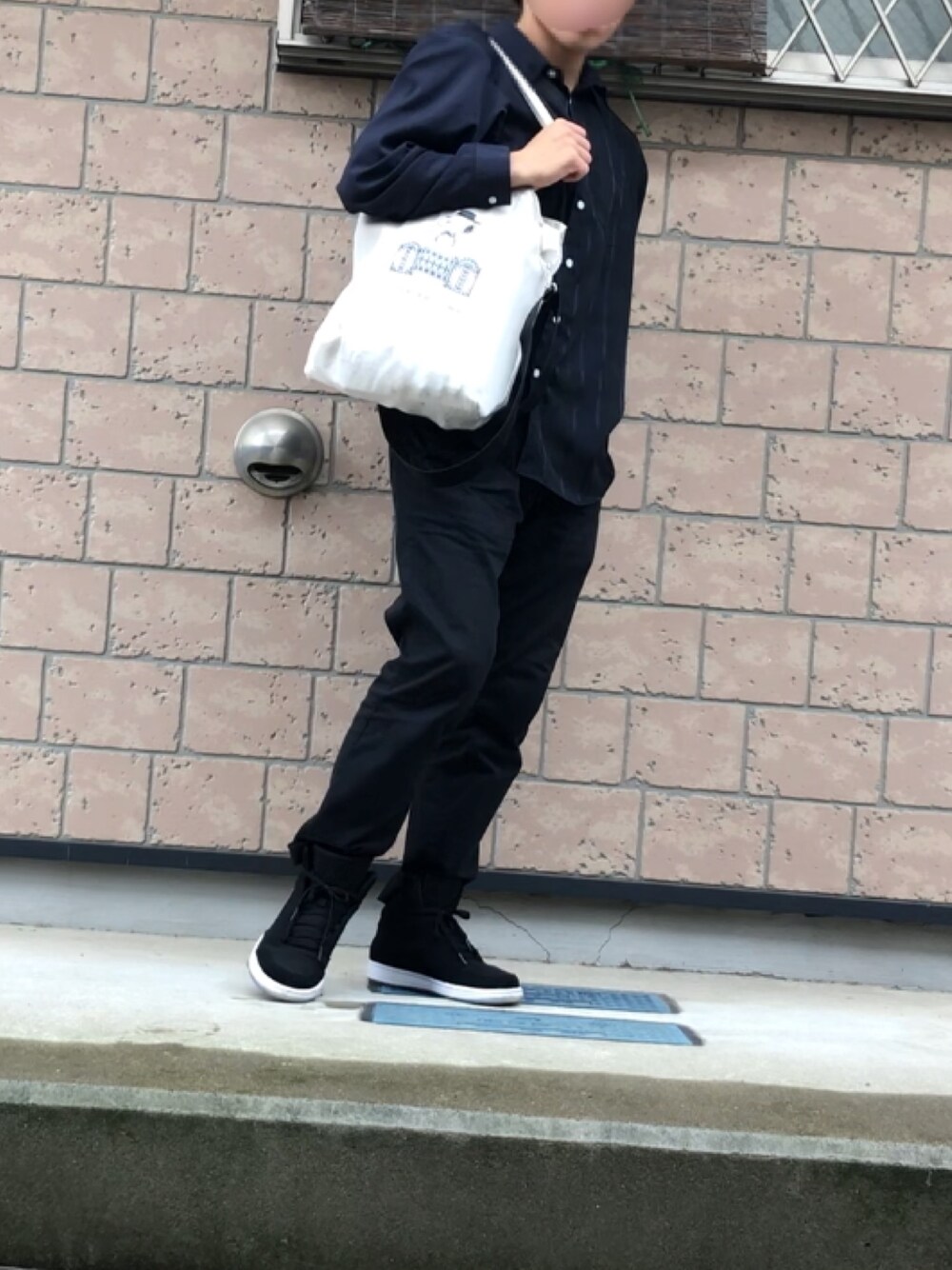 「黒コーデ、GAP、雨の日コーデ、シャツスタイル、スキニー、Jordan、梅雨」｜「GAPのThe Gap Khaki (Straight Fit)（チノパンツ、ブラック系）」を使った、yusaさん（メンズ・167cm）の夏コーディネートの1枚目の写真