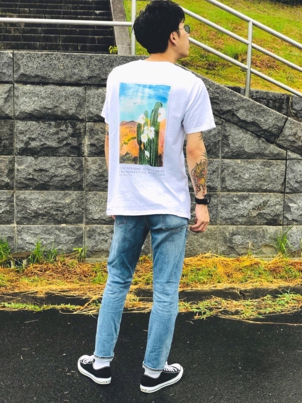 「シンプルコーデ、カジュアル、Tシャツ、Tシャツ×デニム、コンバース オールスター、GDC、G-SHOCK、stussy、zozoデニム、おしゃれさんと繋がりたい」｜「GDCのSUNGLASSES-B（サングラス、ブルー系）」を使った、カズンコさん（メンズ・180cm）の夏コーディネートの1枚目の写真