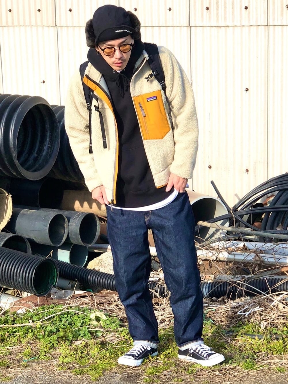 ブラック系のパーカー、ブルー系のデニムパンツ、ブラック系のスニーカーを着用したメンズの冬コーディネートの1枚目の写真