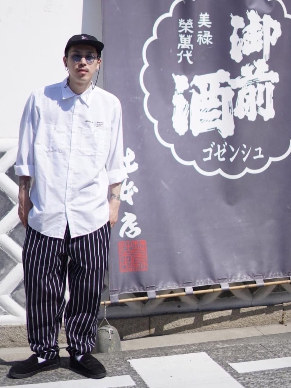 「シンプルコーデ、オーバーサイズ、ワークシャツ、シェフパンツ、ワイドパンツ、ローファー、白シャツ、ストリート、スケータースタイル、春夏コーデ」｜「One family co.の通称:デコピンCAP/Unstructured Cap / Flick（帽子、ブラック系）」を使った、カズンコさん（メンズ・180cm）の春コーディネートの1枚目の写真