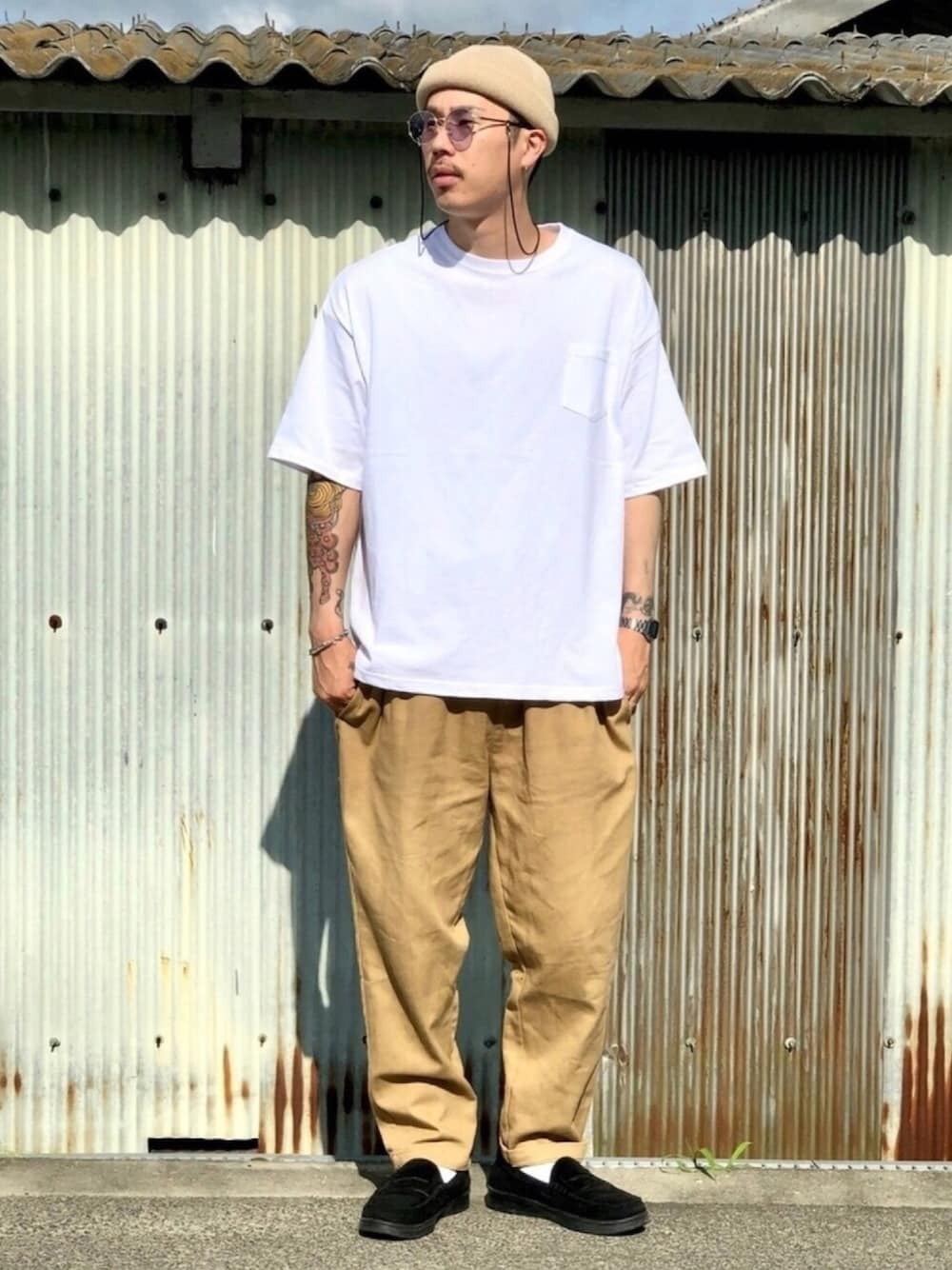 ホワイト系のTシャツ/カットソー、ベージュ系のその他パンツ、ブラック系のローファーを着用したメンズの夏コーディネートの1枚目の写真
