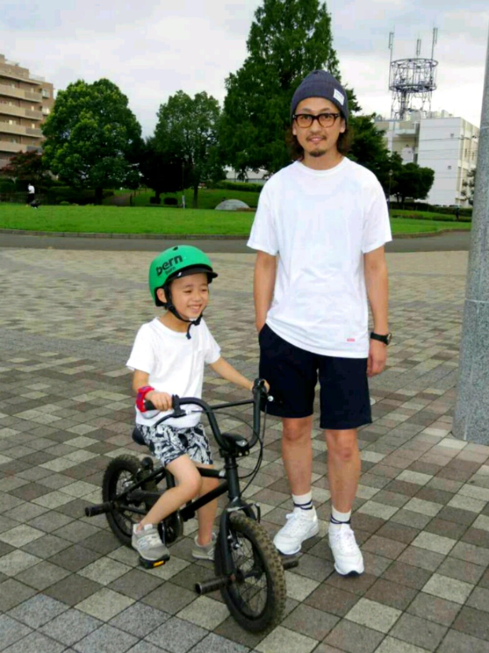 ホワイト系のTシャツ/カットソー、ブルー系のその他パンツ、ホワイト系のスニーカーを着用したメンズの夏コーディネートの1枚目の写真