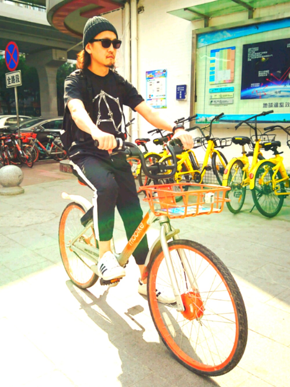 その他のライダースジャケット、ホワイト系のスニーカー、ブラック系のTシャツ/カットソーを着用したメンズの冬コーディネートの1枚目の写真