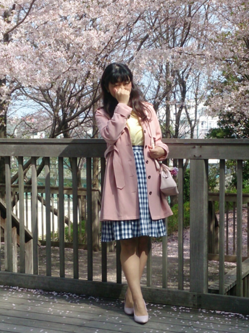 「Doシンプル部、ピンクフェス4、大人ガーリー、大人カジュアル、ママコーデ、ピンク、トレンチコート、ギンガムチェック、桜」｜「別ポーズのアイテム（その他、その他）」を使った、こうめさん（レディース・155cm）の春コーディネートの1枚目の写真