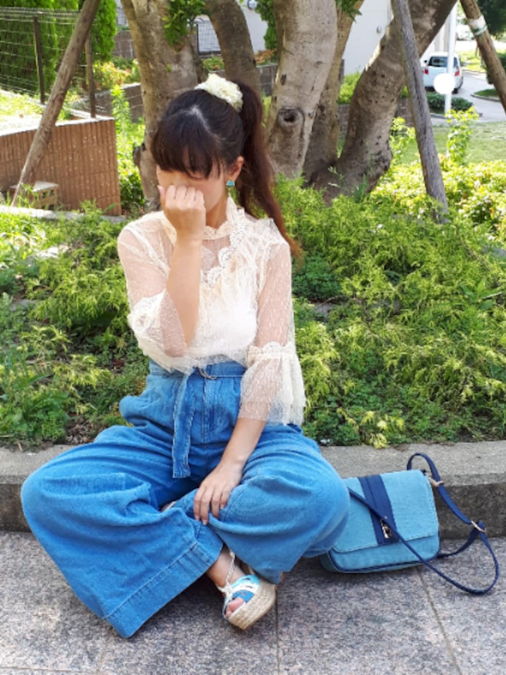 ホワイト系のシャツ/ブラウス、ブルー系のデニムパンツ、ブルー系のショルダーバッグを着用したレディースの秋コーディネートの1枚目の写真