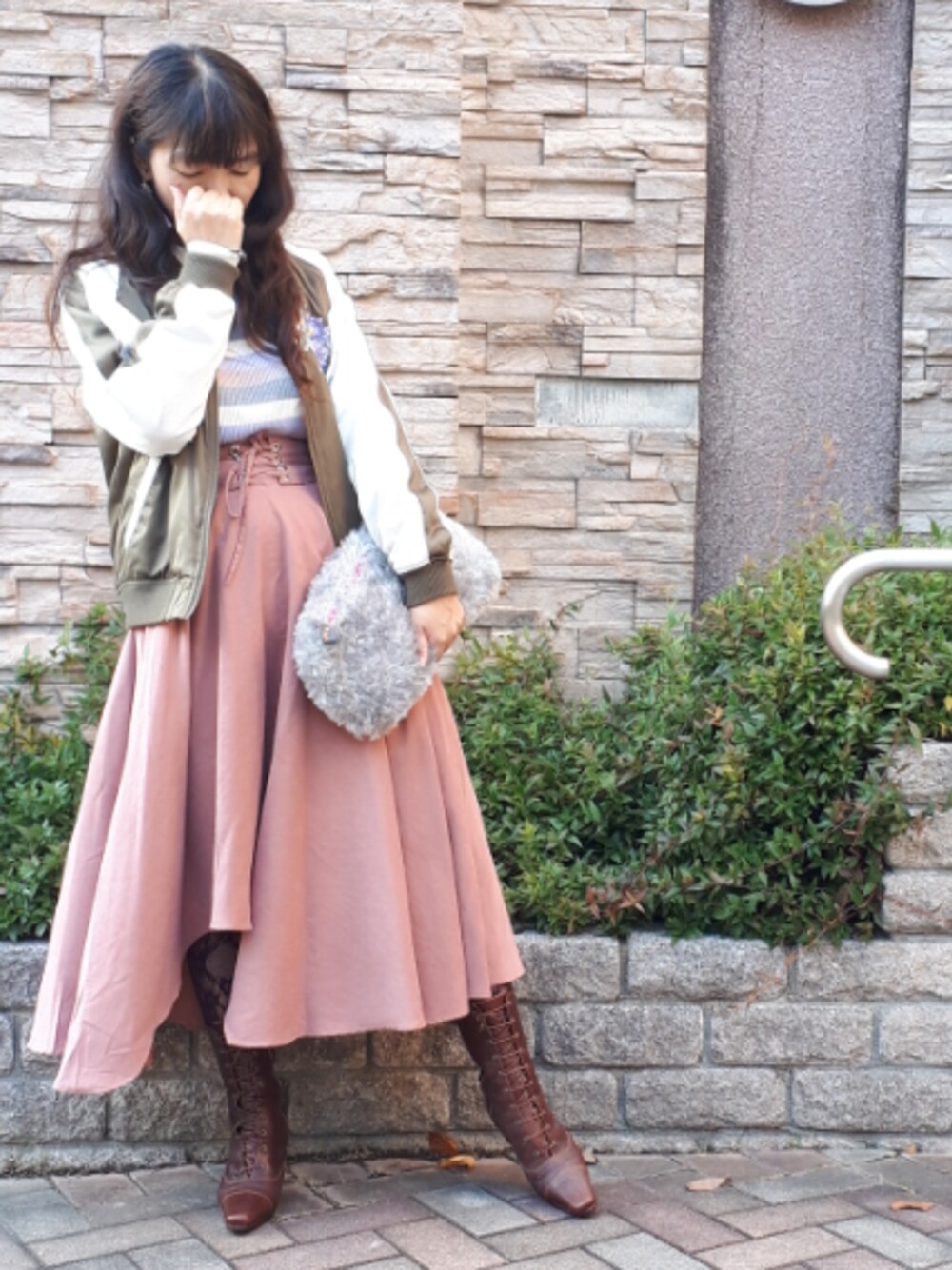 「大人ガーリー、大人カジュアル、ママコーデ、スカジャン、マルチボーダー、レースアップブーツ、カーキ×ピンク、カジュアルガーリー」｜「後ろ姿のアイテム（その他、その他）」を使った、こうめさん（レディース・155cm）の秋コーディネートの1枚目の写真