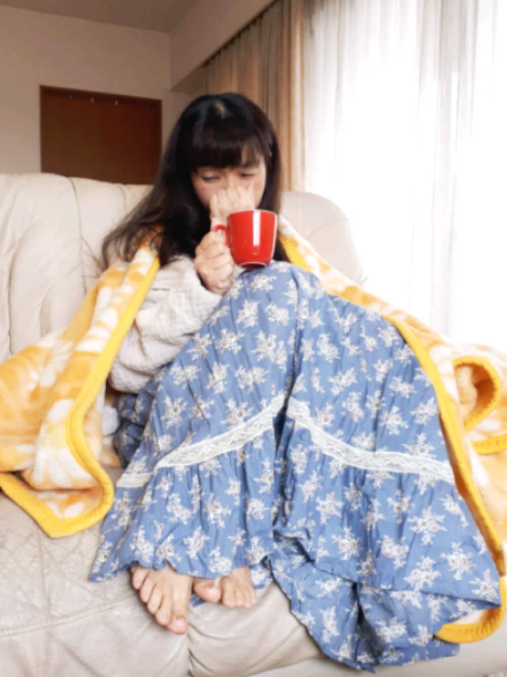 「座りフェス、お座りポ研究プロジェクト、大人ガーリー、部屋着、ルームウェア、ボアパーカー、キャミワンピ、レースアップ、リラックススタイル」｜「毛布脱いだらのアイテム（その他、その他）」を使った、こうめさん（レディース・155cm）の春コーディネートの1枚目の写真