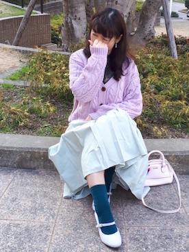 「ケーブルカーディガン」｜「アイテム（その他）」を使った、こうめさん（レディース・155cm）の春コーディネート