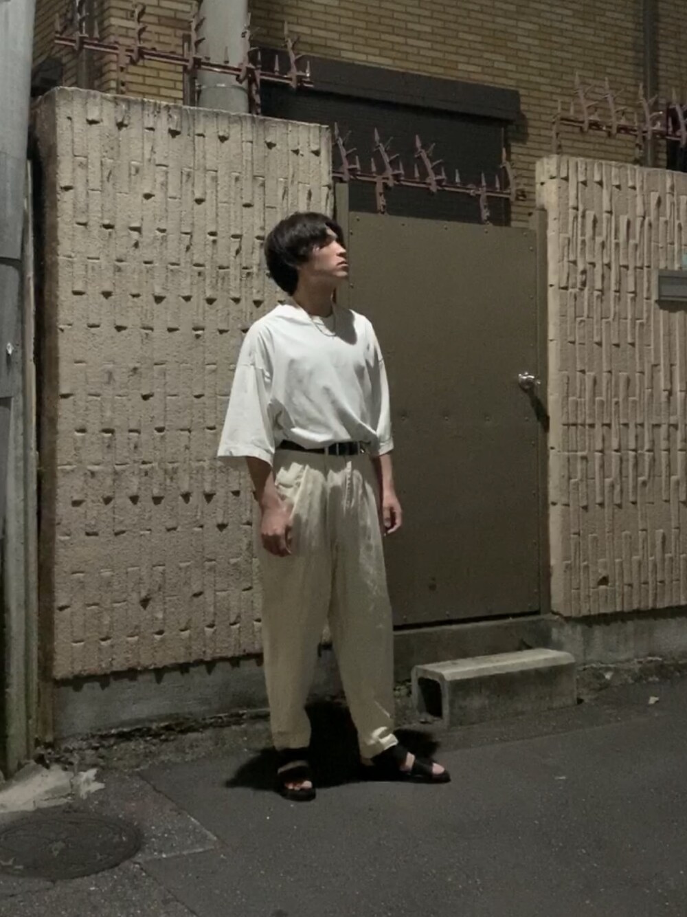 「JULIUSのアイテム（Tシャツ/カットソー、ホワイト系）」を使った、yokokoさん（メンズ・171cm）の秋コーディネートの1枚目の写真