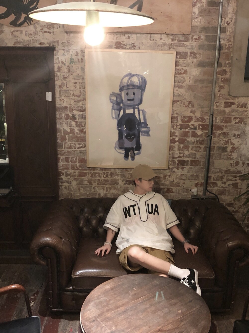 ホワイト系のTシャツ/カットソー、ブラック系のスニーカーを着用したメンズの秋コーディネートの1枚目の写真