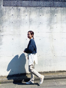 「ノーカラーシャツ」｜「アイテム（スウェット）」を使った、TONKOさん（レディース・166cm）の春コーディネート