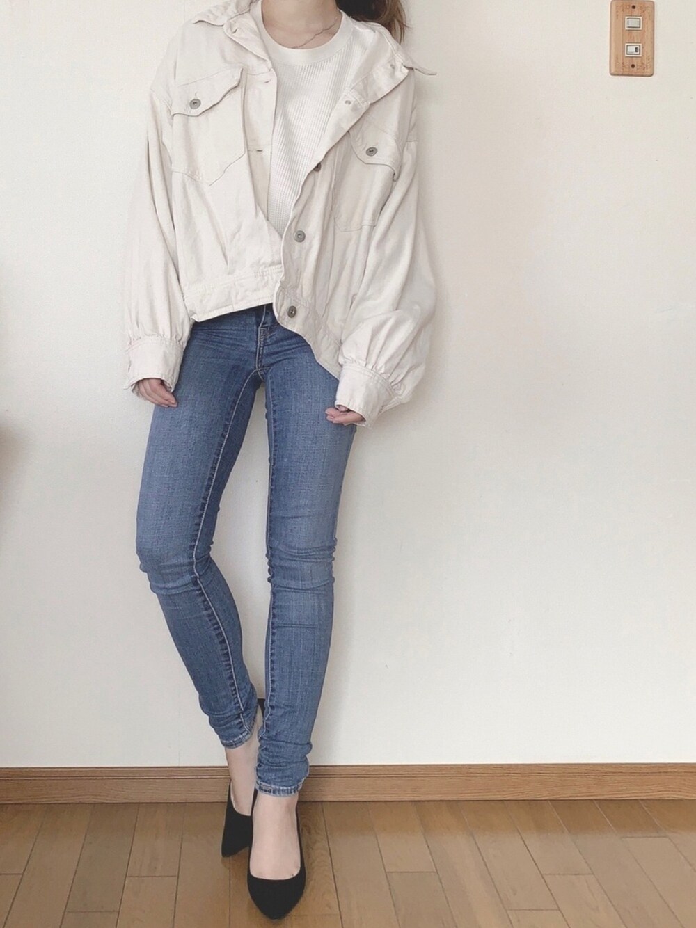ホワイト系のTシャツ/カットソー、ブルー系のパンツ、ブラック系のパンプスを着用したレディースの秋コーディネートの1枚目の写真