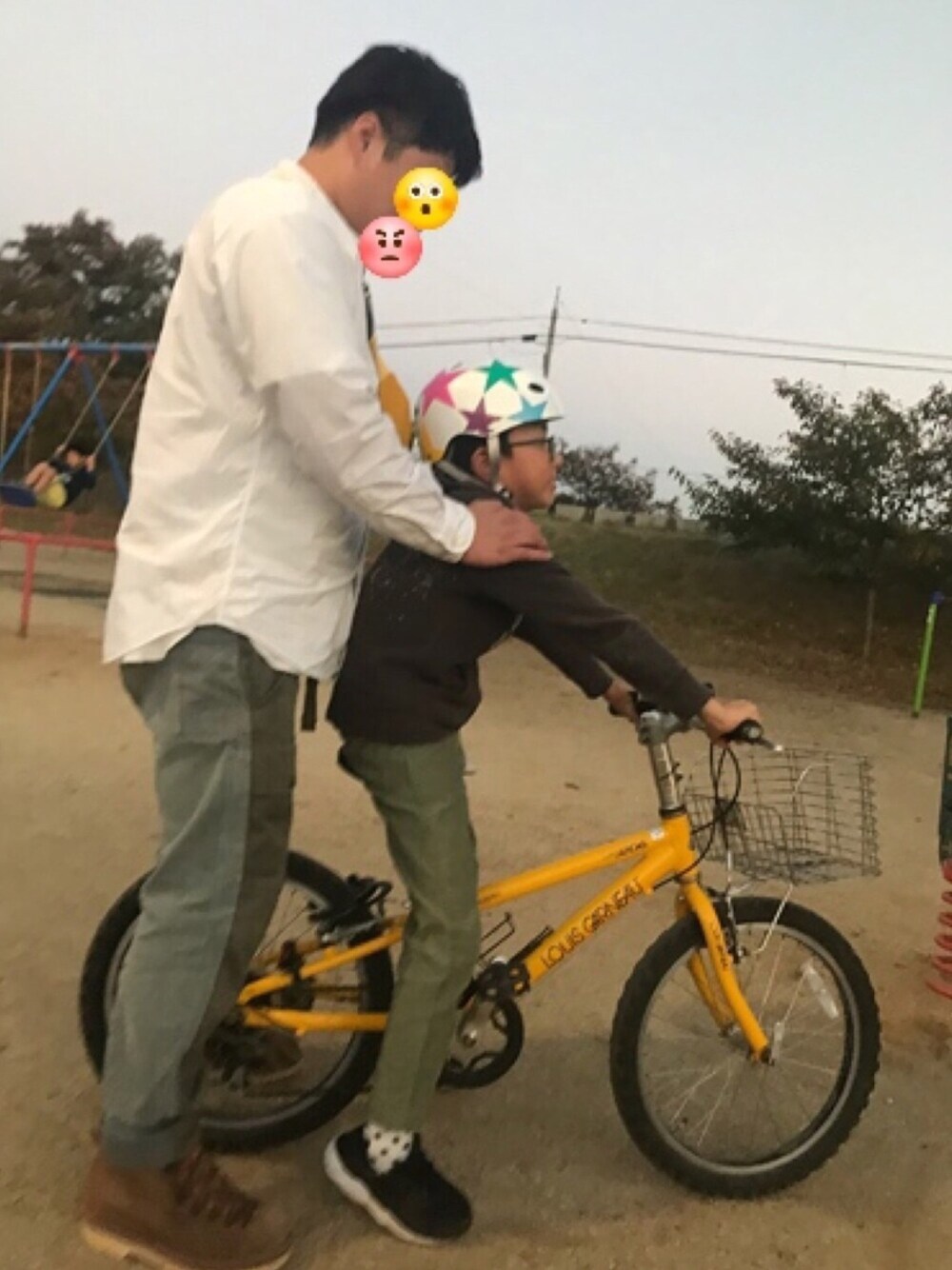 ブラック系のパーカー、グリーン系のカーゴパンツ、ブラック系のスニーカーを着用したキッズの秋コーディネートの1枚目の写真