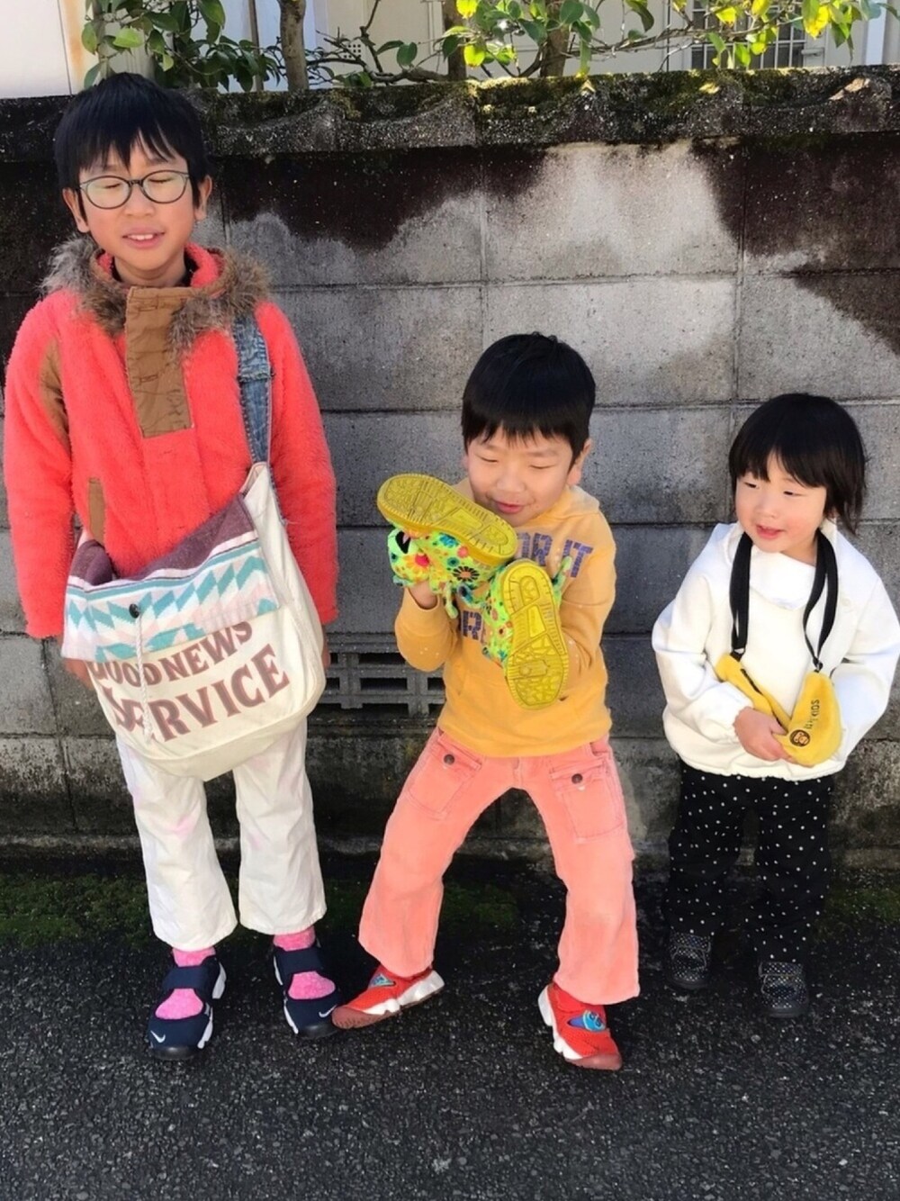 グリーン系のスニーカー、レッド系のその他パンツ、オレンジ系のその他アウターを着用したキッズの冬コーディネートの1枚目の写真