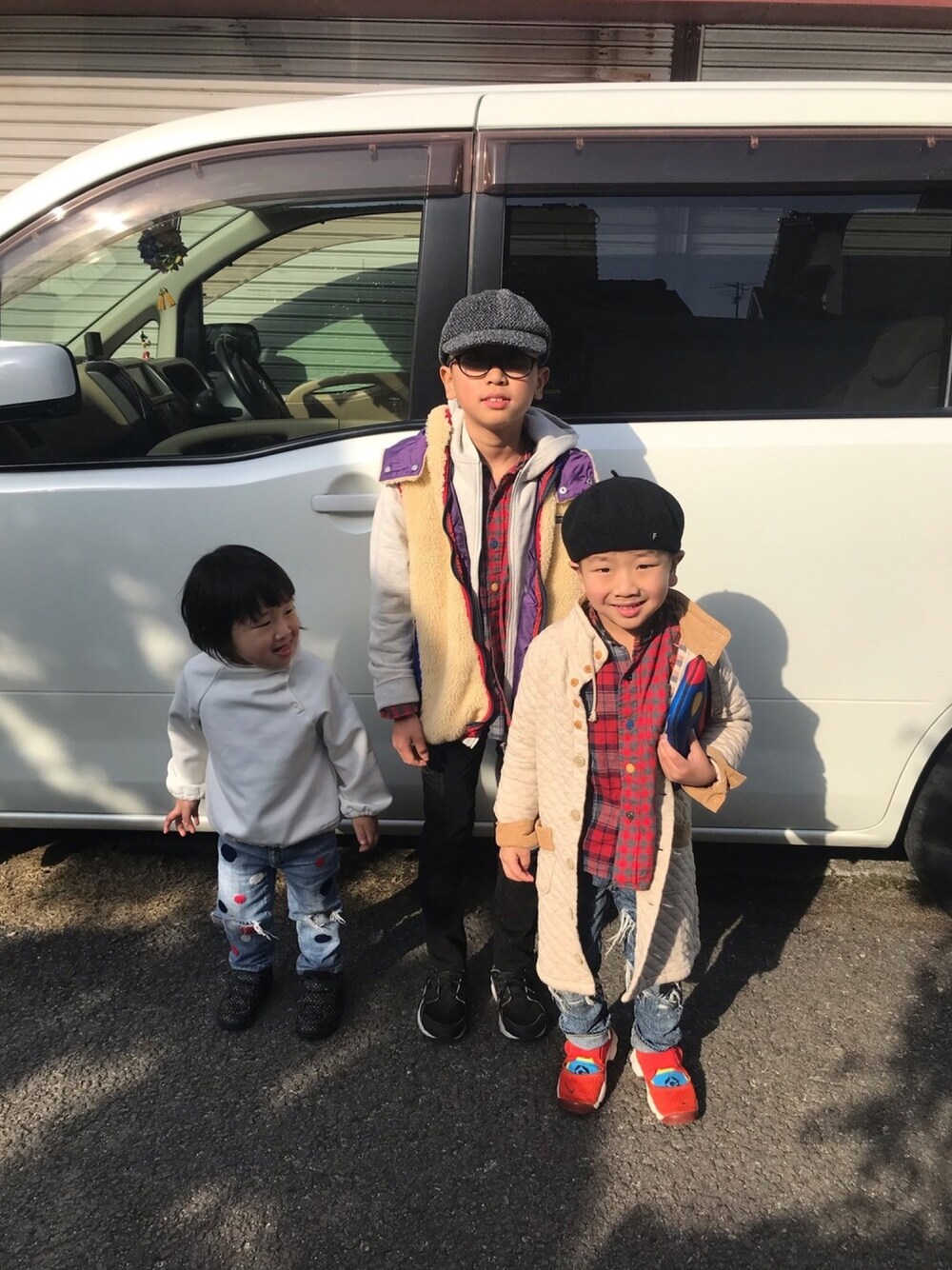 レッド系のシャツ/ブラウス、ブルー系のデニムパンツ、ベージュ系のその他アウターを着用したキッズの冬コーディネートの1枚目の写真