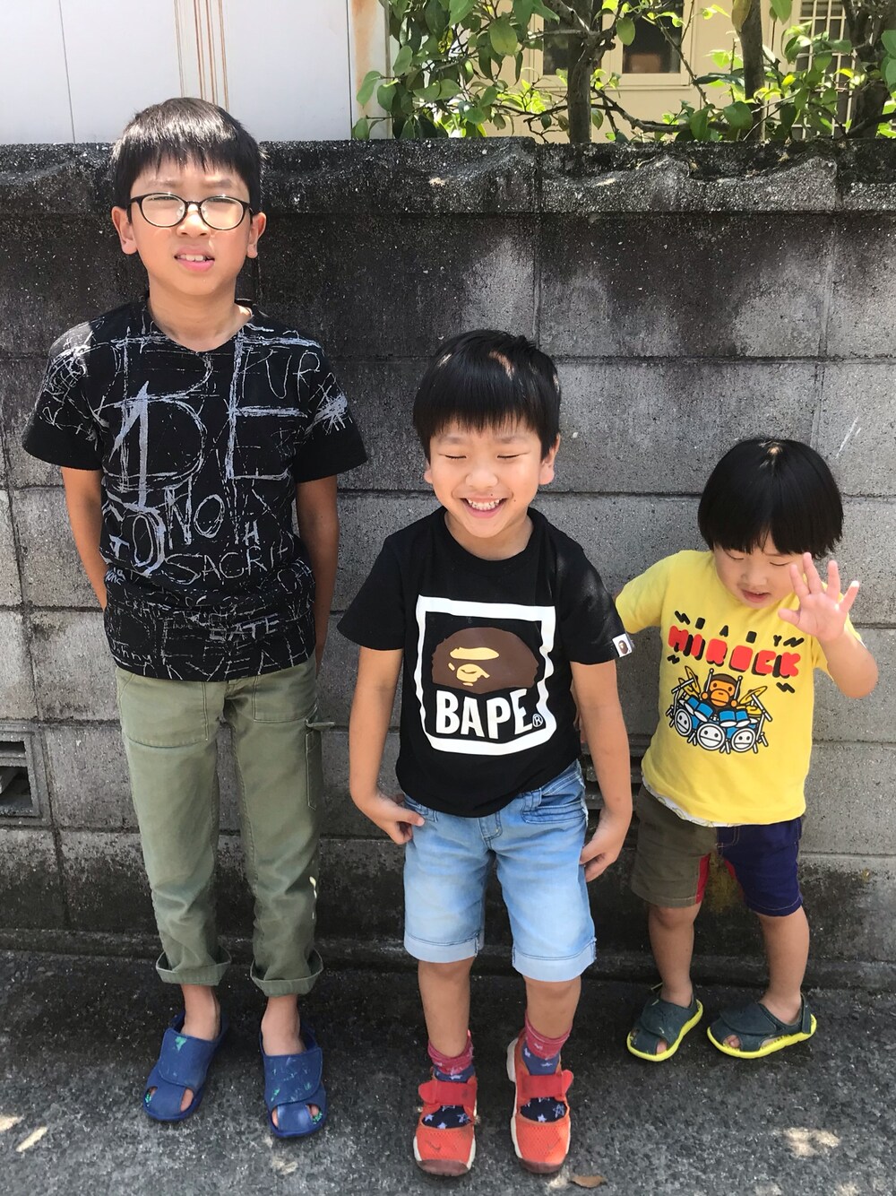 ブラック系のTシャツ/カットソー、グリーン系のカーゴパンツ、ブルー系のスニーカーを着用したキッズの夏コーディネートの1枚目の写真