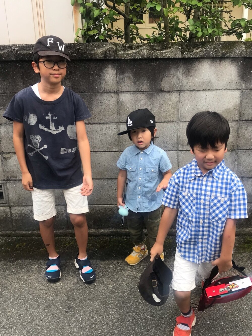 ブラック系のTシャツ/カットソー、ホワイト系のパンツ、ブルー系のシャツ/ブラウスを着用したキッズの夏コーディネートの1枚目の写真