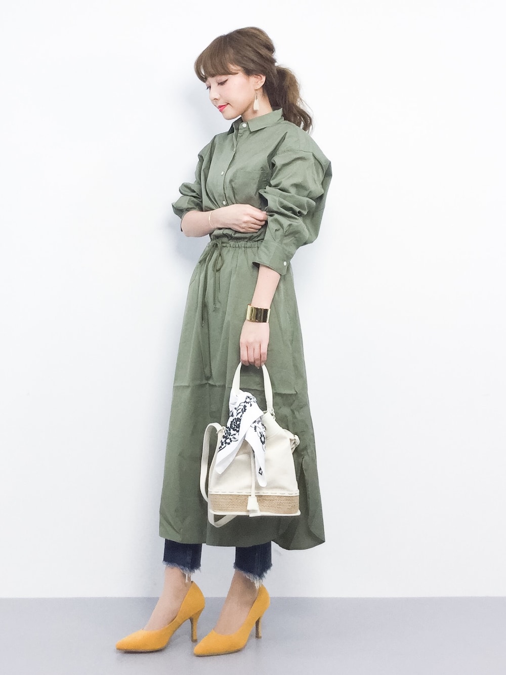「デニム、ワンピース、パンプス、ショルダーバッグ、カーキ、シャツワンピ、かごバッグ、春コーデ、シャツスタイル、オトナカジュアル」｜「BARNYARDSTORMのBARNYARDSTORM / ラウンドヘムシャツワンピース（シャツワンピース、グリーン系）」を使った、ayumi  sato さん（レディース・155cm）の春コーディネートの1枚目の写真