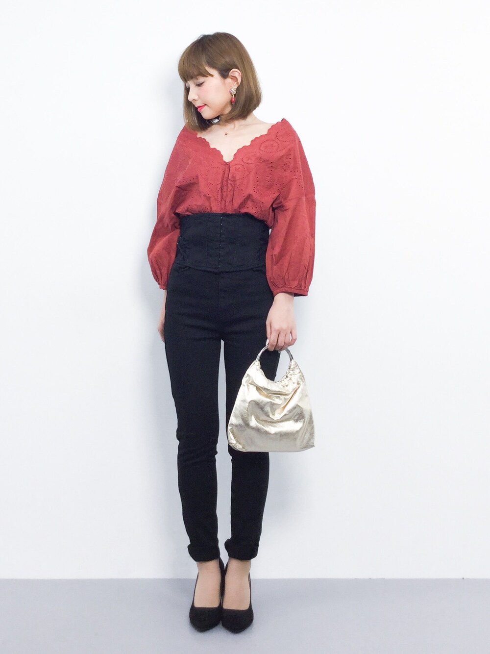 ayumi  sato さんの「綿ローンスカラ刺繍Vネックシャツ（mysty woman）」を使ったコーディネート