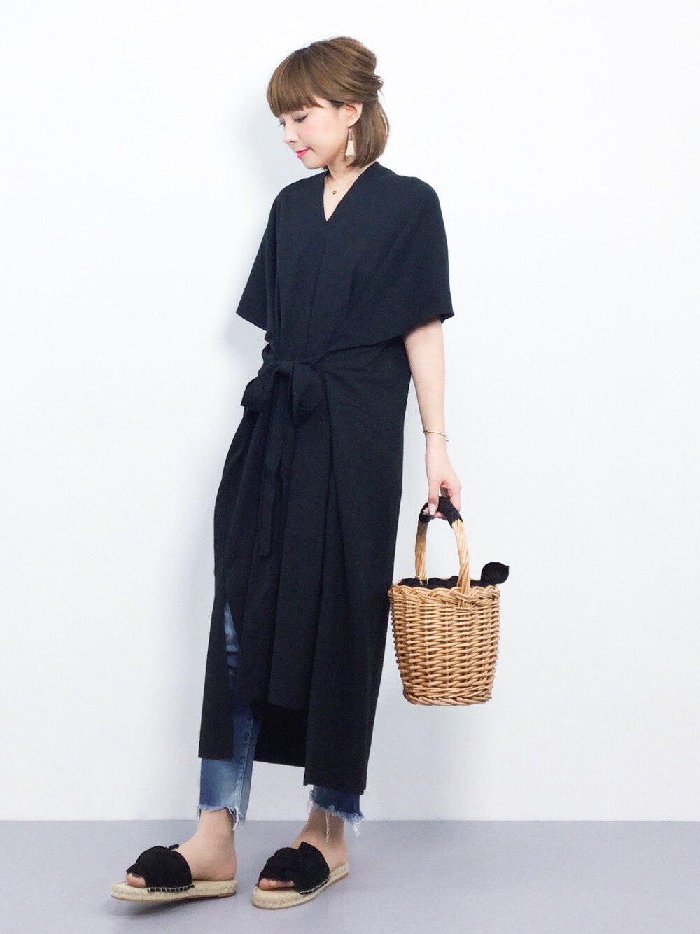 「デニム、ワンピース、カジュアル、ブラック、休日スタイル、サンダル、ダメージデニムパンツ、シンプルコーデ、かごバッグ、オトナカジュアル」｜「KBFのKBF ポンチョワンピース（ワンピース、ブラック系）」を使った、ayumi  sato さん（レディース・155cm）の春コーディネートの1枚目の写真