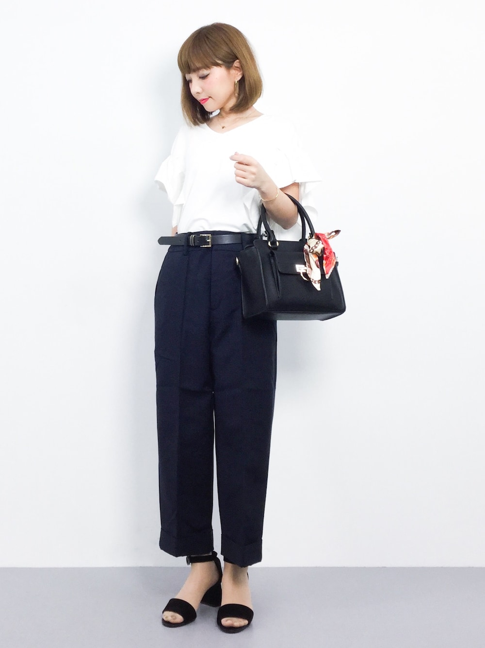 「シンプル、白シャツ、Tシャツ、ネイビー、スカーフ、フリル、サンダル、パンツスタイル、オフィスカジュアル、オトナカジュアル」｜「AZUL ENCANTOの【洗濯機で洗える】ストレッチペグトップクロップドパンツ（その他パンツ、ブルー系）」を使った、ayumi  sato さん（レディース・155cm）の春コーディネートの1枚目の写真