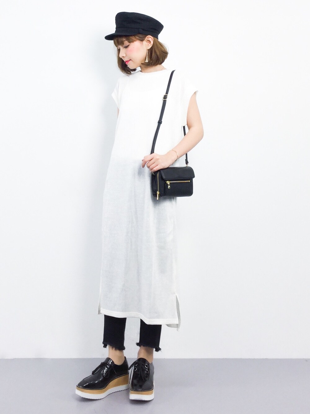 ブラック系のその他シューズ、ホワイト系のワンピース、ブラック系のショルダーバッグを着用したレディースの春コーディネートの1枚目の写真