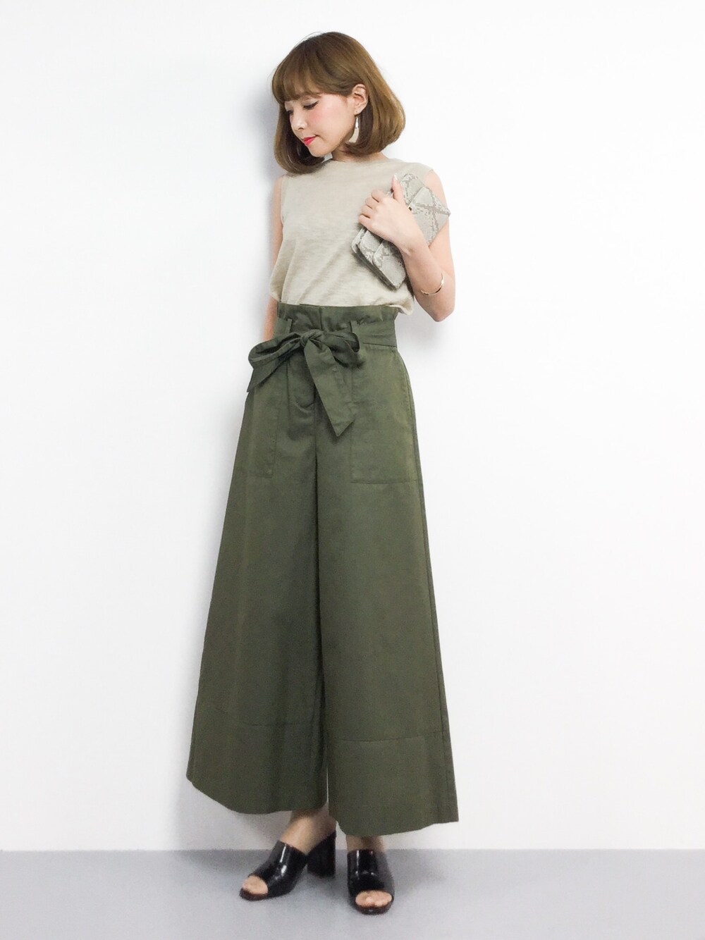 「カジュアル、シンプル、カーキ、ワイドパンツ、サンダル、パンツスタイル、シンプルコーデ、ノースリーブ、オトナカジュアル、ノースリーブニット」｜「AcutaのAcuta ベイカーワイドパンツ（その他パンツ、グリーン系）」を使った、ayumi  sato さん（レディース・155cm）の夏コーディネートの1枚目の写真