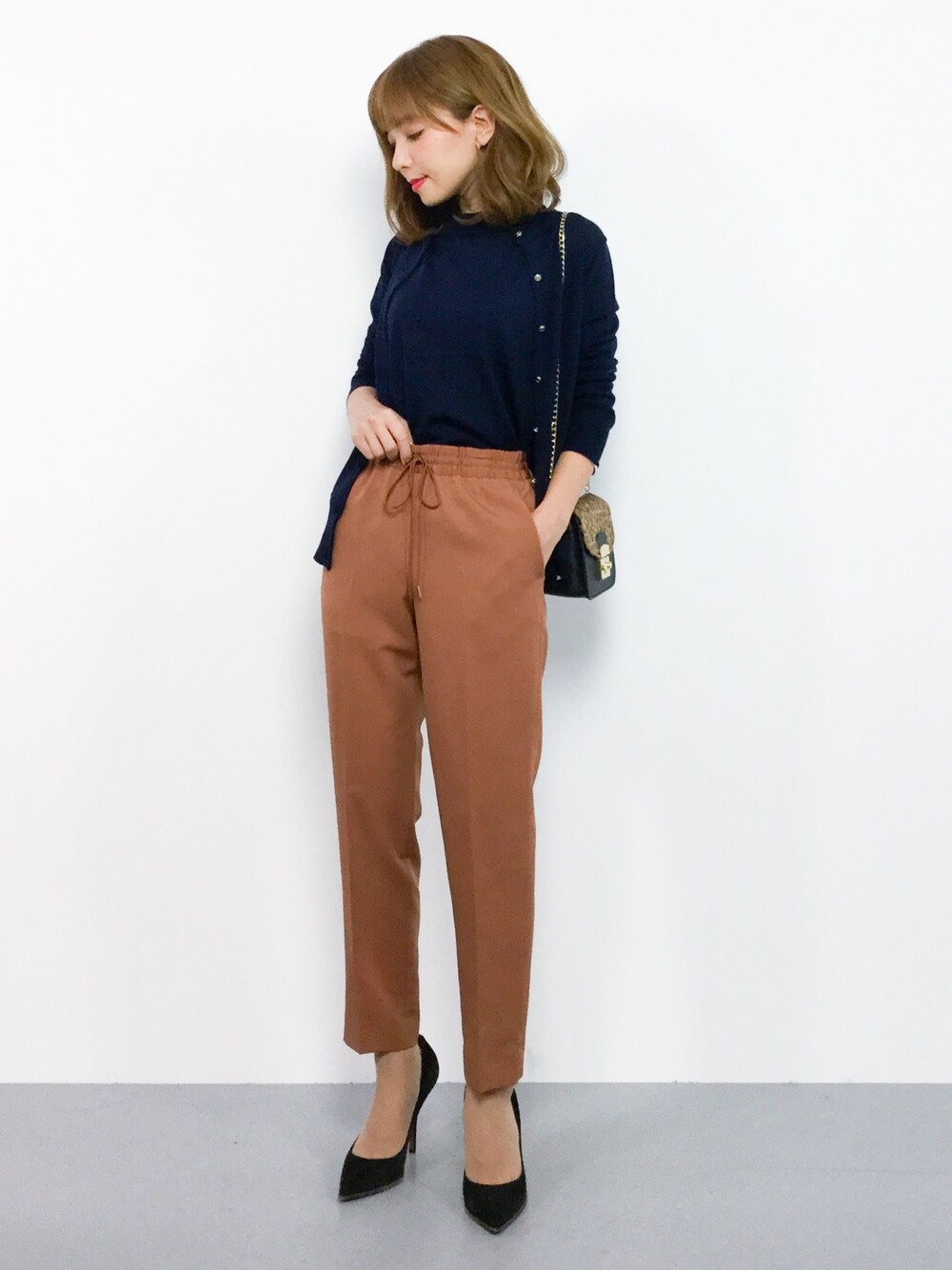 「テーパードパンツ、カーディガン、ニット、ネイビー、大人カジュアル、きれいめカジュアル、パンツスタイル、ノースリーブ、オフィスカジュアル、秋コーデ」｜「NANO universeのクルーネックニットアンサンブル（ニット/セーター、ブルー系）」を使った、ayumi  sato さん（レディース・155cm）の秋コーディネートの1枚目の写真