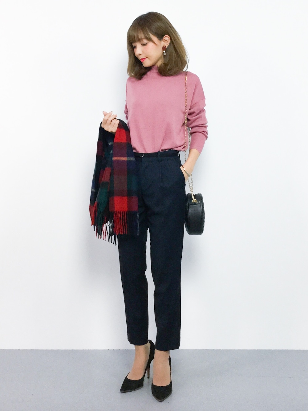 「チェック、テーパードパンツ、ニット、ストール、ピンク、ネイビー、大人カジュアル、パンツスタイル、オフィスカジュアル、秋コーデ」｜「green label relaxingの[手洗い可能] KC ソウバリ ワイド ハイネック ニット（ニット/セーター、ピンク系）」を使った、ayumi  sato さん（レディース・155cm）の秋コーディネートの1枚目の写真