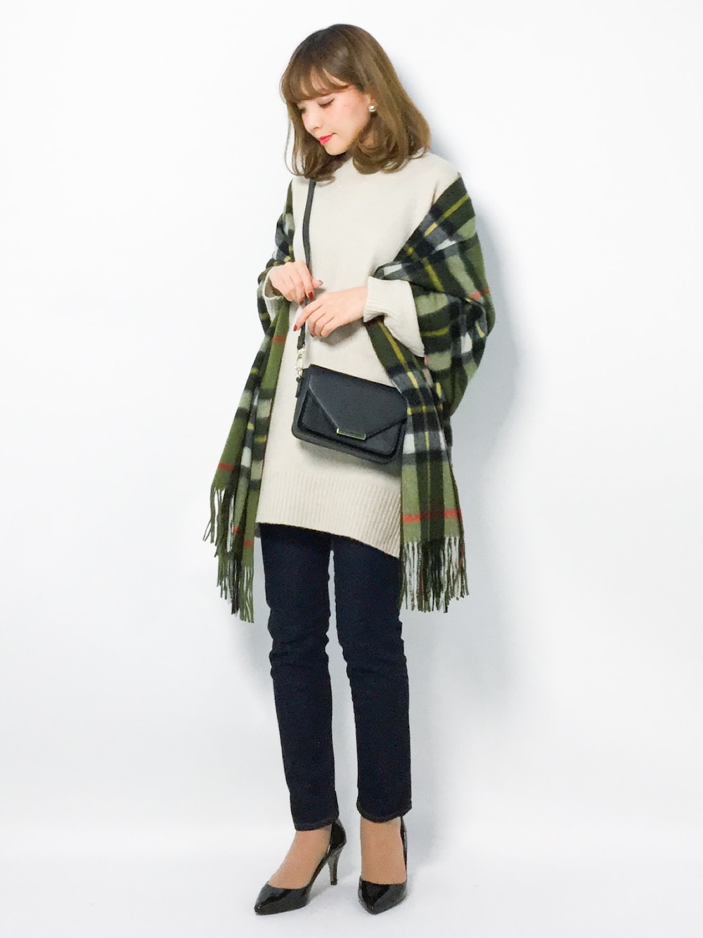 「チェック、ニット、ワンピース、カジュアル、ストール、グリーン、ベージュ、ニットワンピース、大人カジュアル、冬」｜「TWEED MILLの【TWEEDMILL/ツイードミル】ラムズオオバンストール（ストール/ショール、グリーン系）」を使った、ayumi  sato さん（レディース・155cm）の秋コーディネートの1枚目の写真