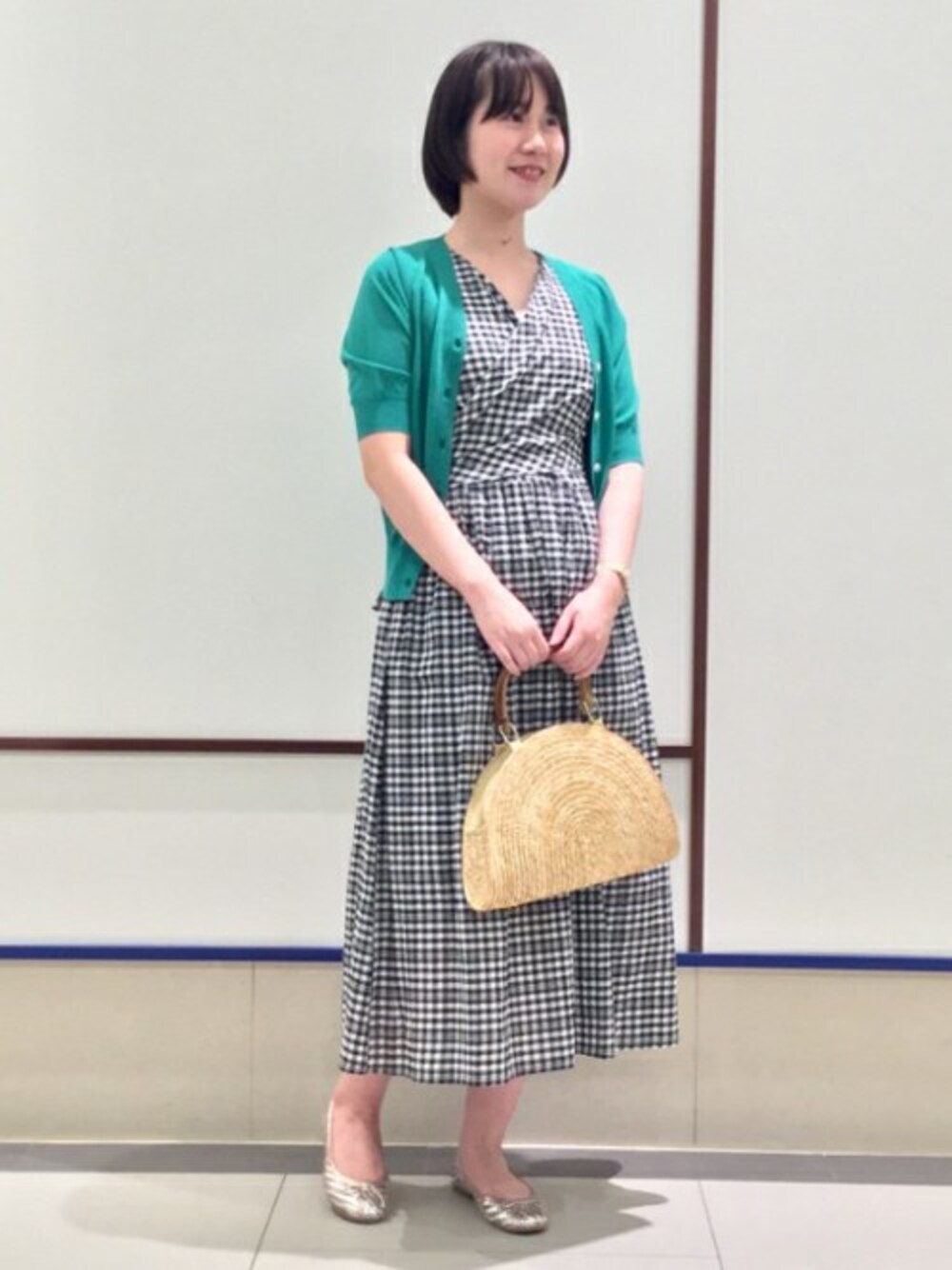 「＃カーディガン、#グリーン、#ギンガムチェック、#春コーデ、#バレエシューズ、#かごバッグ、#カシュクールワンピース」｜「BEAMS LIGHTSのBEAMS LIGHTS / 手洗い可能 ギンガムチェック カシュクール ワンピース（ワンピース、ブラック系）」を使った、BEAMS LIGHTS Women'sさん（レディース・163cm）の春コーディネートの1枚目の写真