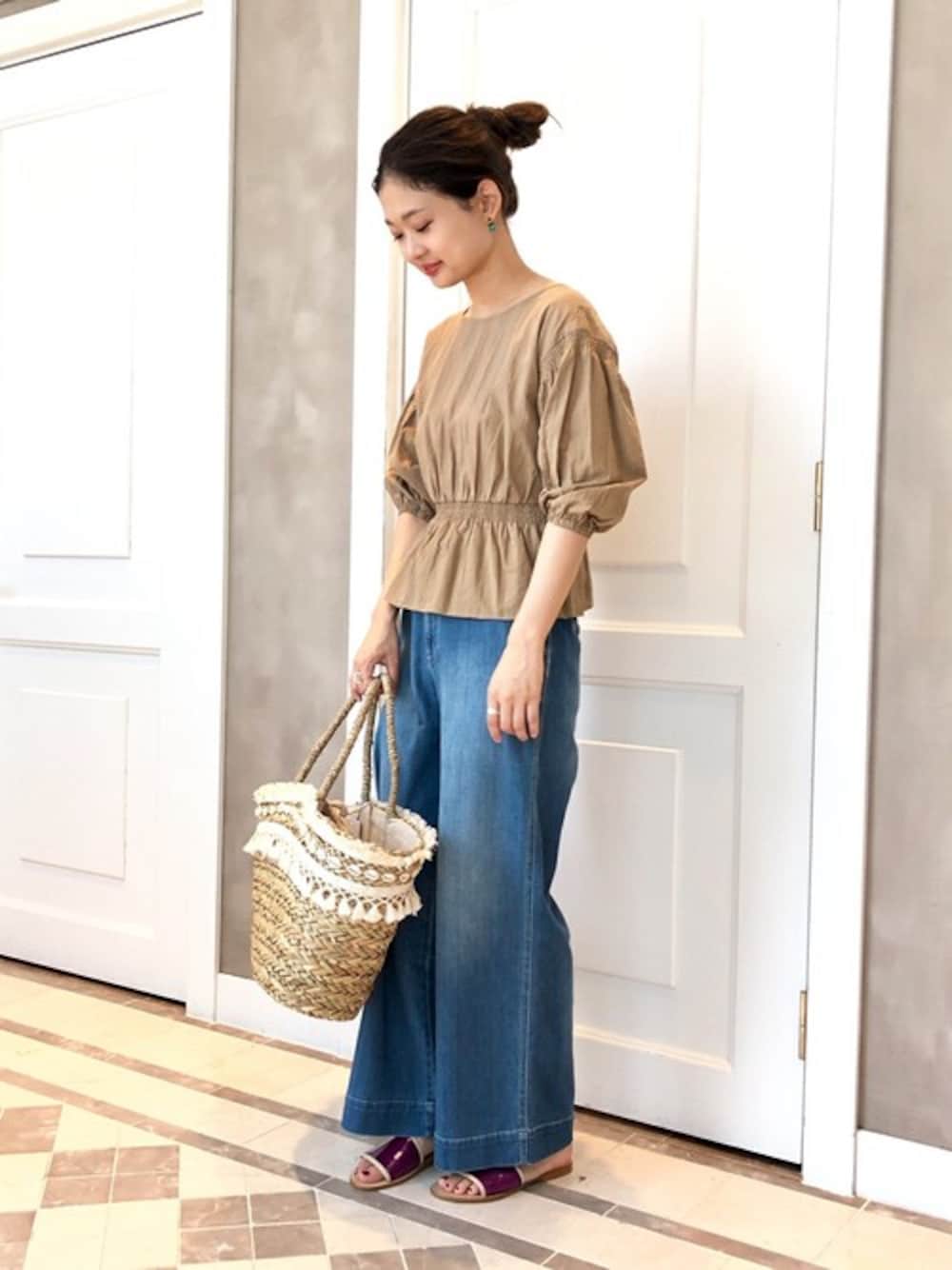 「＃デニム、#ブラウス、＃ワイドパンツ、#かごバッグ、＃バックボタン」｜「BEAMS LIGHTSのSHIRALEAH / LOLITA TOTE（かごバッグ、ホワイト系）」を使った、BEAMS LIGHTS Women'sさん（レディース・163cm）の夏コーディネートの1枚目の写真