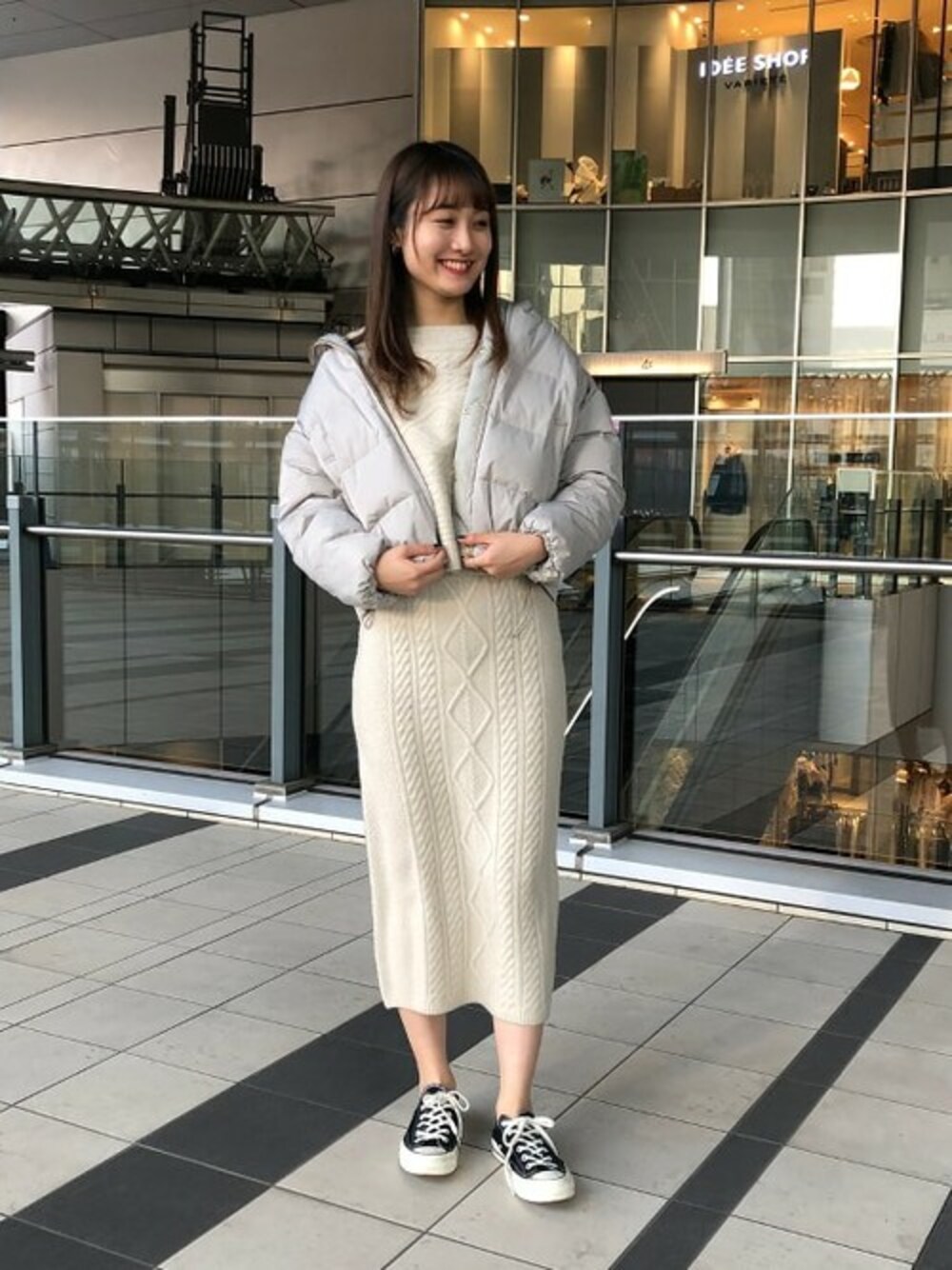 「ブルゾン、ニット、ダウンジャケット、ニットスカート、モダン」｜「BEAMS LIGHTSのBEAMS LIGHTS / FOX混  ボタンケーブル プルオーバー（ニット/セーター、ホワイト系）」を使った、BEAMS LIGHTS Women'sさん（レディース・172cm）の冬コーディネートの1枚目の写真