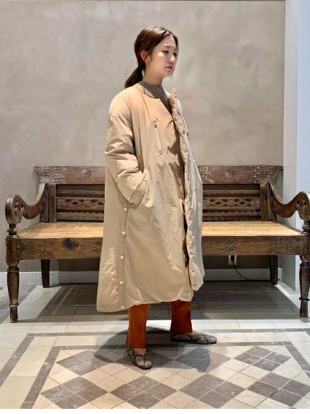 「ダウンコート、モダン、F/CE×NANGA」｜「BEAMS LIGHTSのF/CE. × NANGA / ロング ダウンコート（ダウンジャケット/コート、ベージュ系）」を使った、BEAMS LIGHTS Women'sさん（レディース・158cm）の冬コーディネートの1枚目の写真