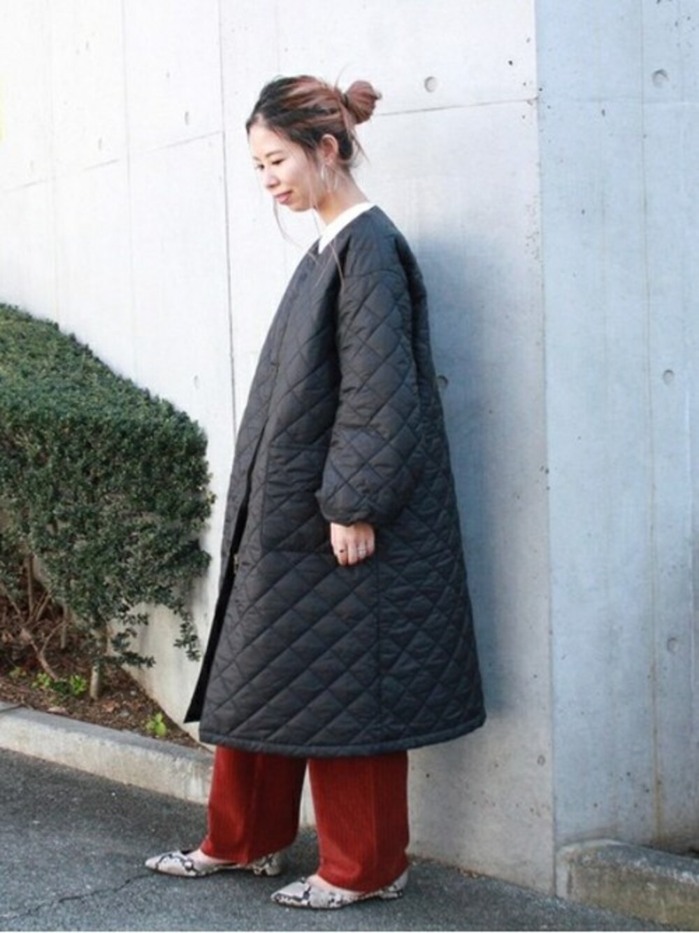 「アウター、コーデュロイ、キルティング、モダン」｜「BEAMS LIGHTSのBEAMS LIGHTS / 撥水 キルティング ロングコート（その他アウター、ブラック系）」を使った、BEAMS LIGHTS Women'sさん（レディース・158cm）の冬コーディネートの1枚目の写真