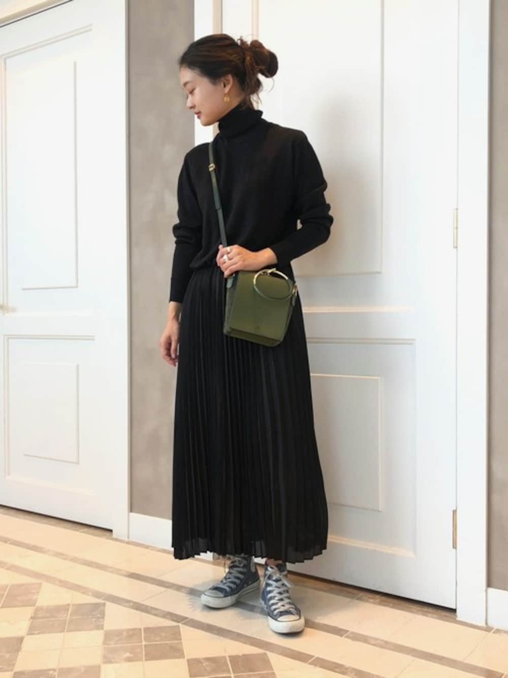 「ワンピース、プリーツスカート、モダン、ドッキングワンピ」｜「BEAMS LIGHTSのBEAMS LIGHTS / ドッキング プリーツワンピース（ワンピース、ブラック系）」を使った、BEAMS LIGHTS Women'sさん（レディース・163cm）の冬コーディネートの1枚目の写真