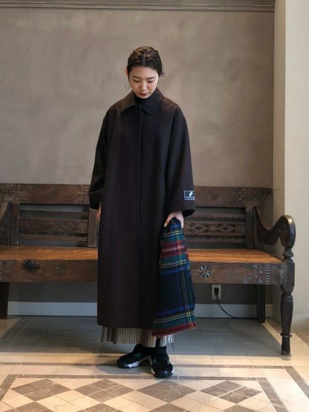 「ストール、ステンカラーコート、モダン」｜「BEAMS LIGHTSのBEAMS LIGHTS / ポンチ ボタン ステンカラーコート（ステンカラーコート、ブラウン系）」を使った、BEAMS LIGHTS Women'sさん（レディース・165cm）の冬コーディネートの1枚目の写真