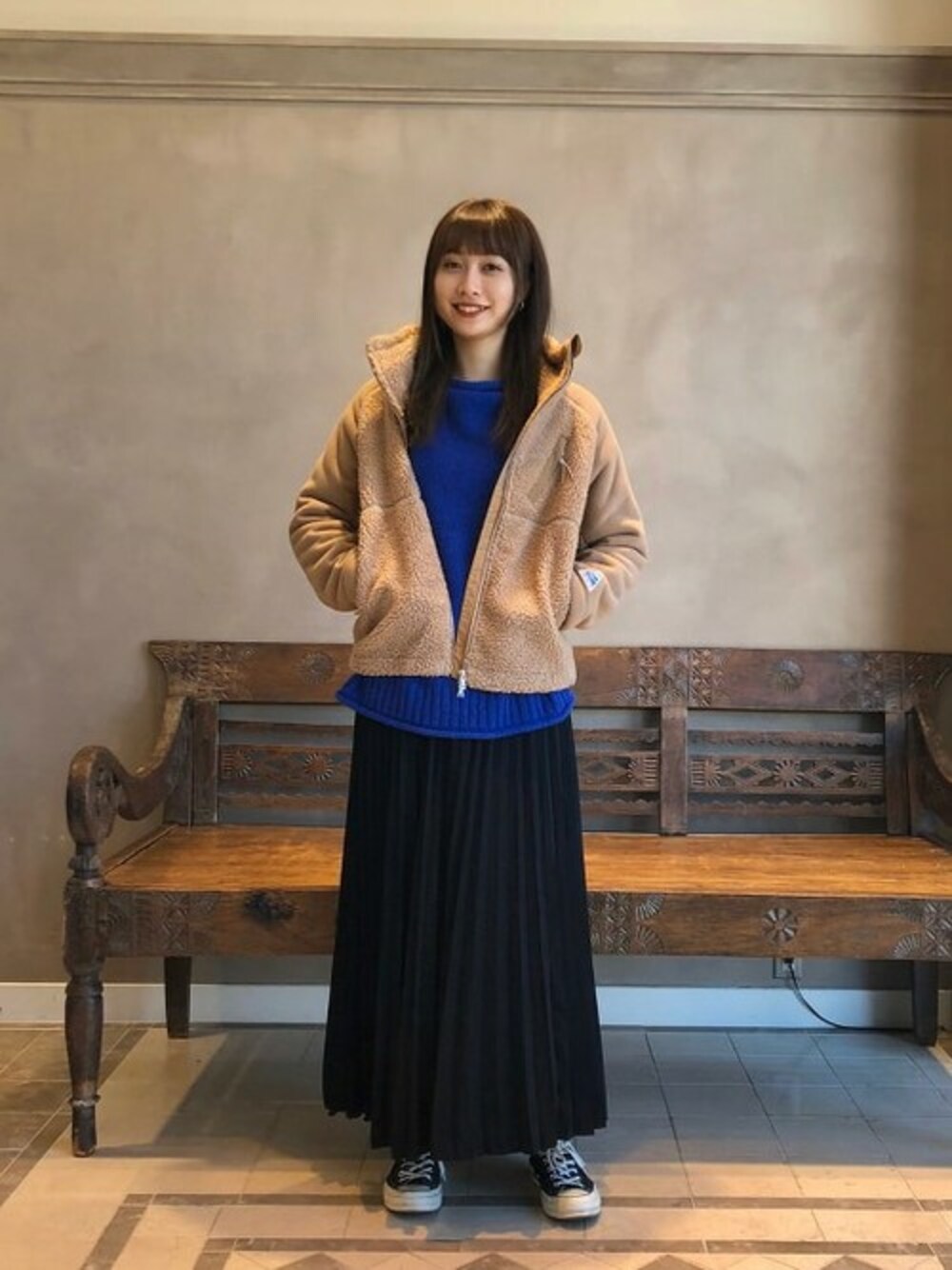 「ニット、ブルー、ボア、キャメル、モダン」｜「BEAMS LIGHTSのBEAMS LIGHTS / ロールデザイン ニットプルオーバー（ニット/セーター、ブルー系）」を使った、BEAMS LIGHTS Women'sさん（レディース・172cm）の冬コーディネートの1枚目の写真