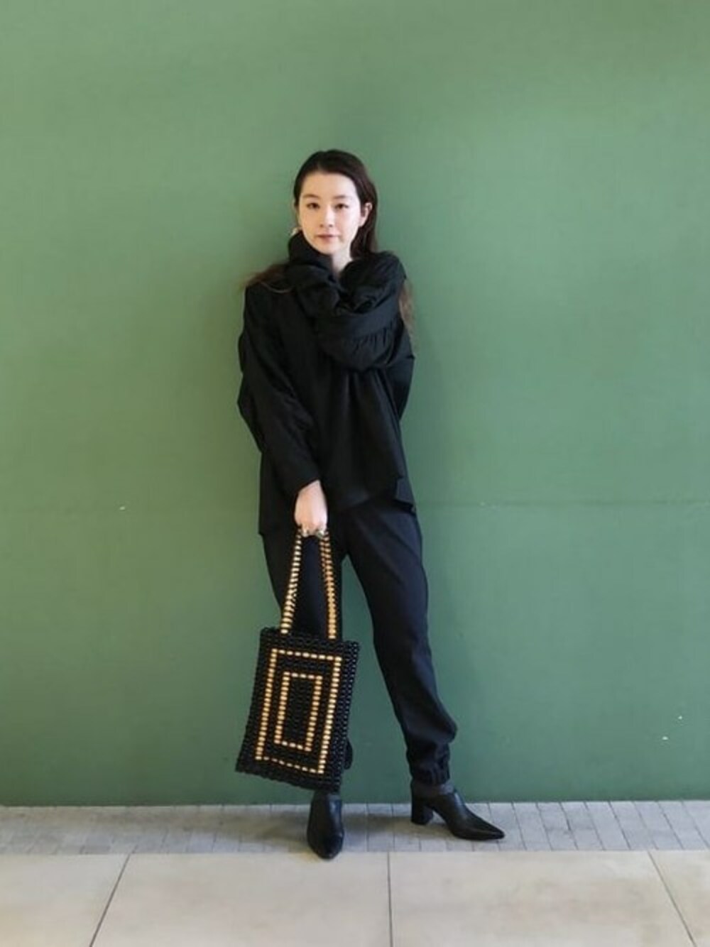 「ブラウス、黒、モダン、ミュール、ジョガーパンツ、ギャザーブラウス」｜「BEAMS LIGHTSのBEAMS LIGHTS / ギャザー ブロード シャツ（シャツ/ブラウス、ブラック系）」を使った、BEAMS LIGHTS Women'sさん（レディース・157cm）の冬コーディネートの1枚目の写真