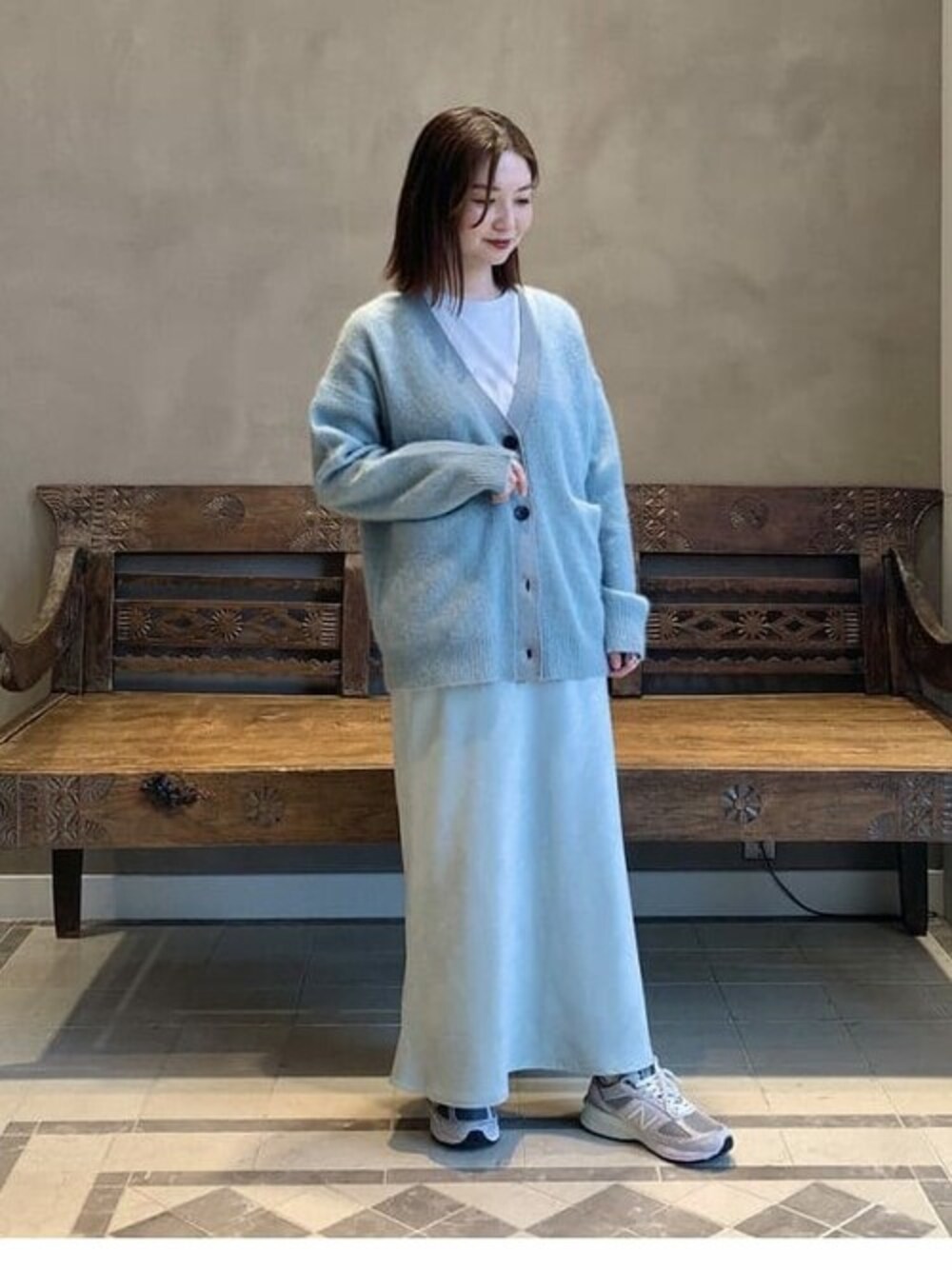 「BEAMS、大人カジュアル、BEAMS LIGHTS、ビームス、エフォートレス、NEW BALANCE 990、ビームスライツ、ラグジュアル、LUXUAL」｜「BEAMS LIGHTSのBEAMS LIGHTS / チャイニーズラクーン Vネック カーディガン（カーディガン/ボレロ、ブルー系）」を使った、BEAMS LIGHTS Women'sさん（レディース・158cm）の秋コーディネートの1枚目の写真