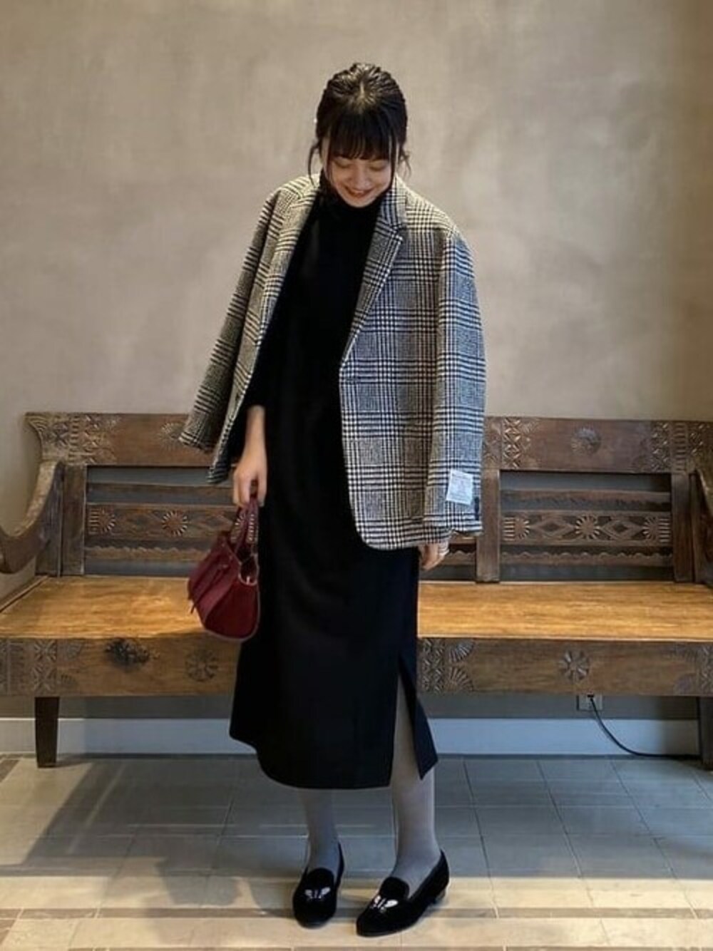 「BEAMS、ニットワンピース、大人カジュアル、BEAMS LIGHTS、ビームス、ジャケットスタイル、黒ワンピ、ビームスライツ、ラグジュアル、LUXUAL」｜「BEAMS LIGHTSのBEAMS LIGHTS / ハイネック ニット 圧縮 ワンピース（ワンピース、ブラック系）」を使った、BEAMS LIGHTS Women'sさん（レディース・173cm）の冬コーディネートの1枚目の写真