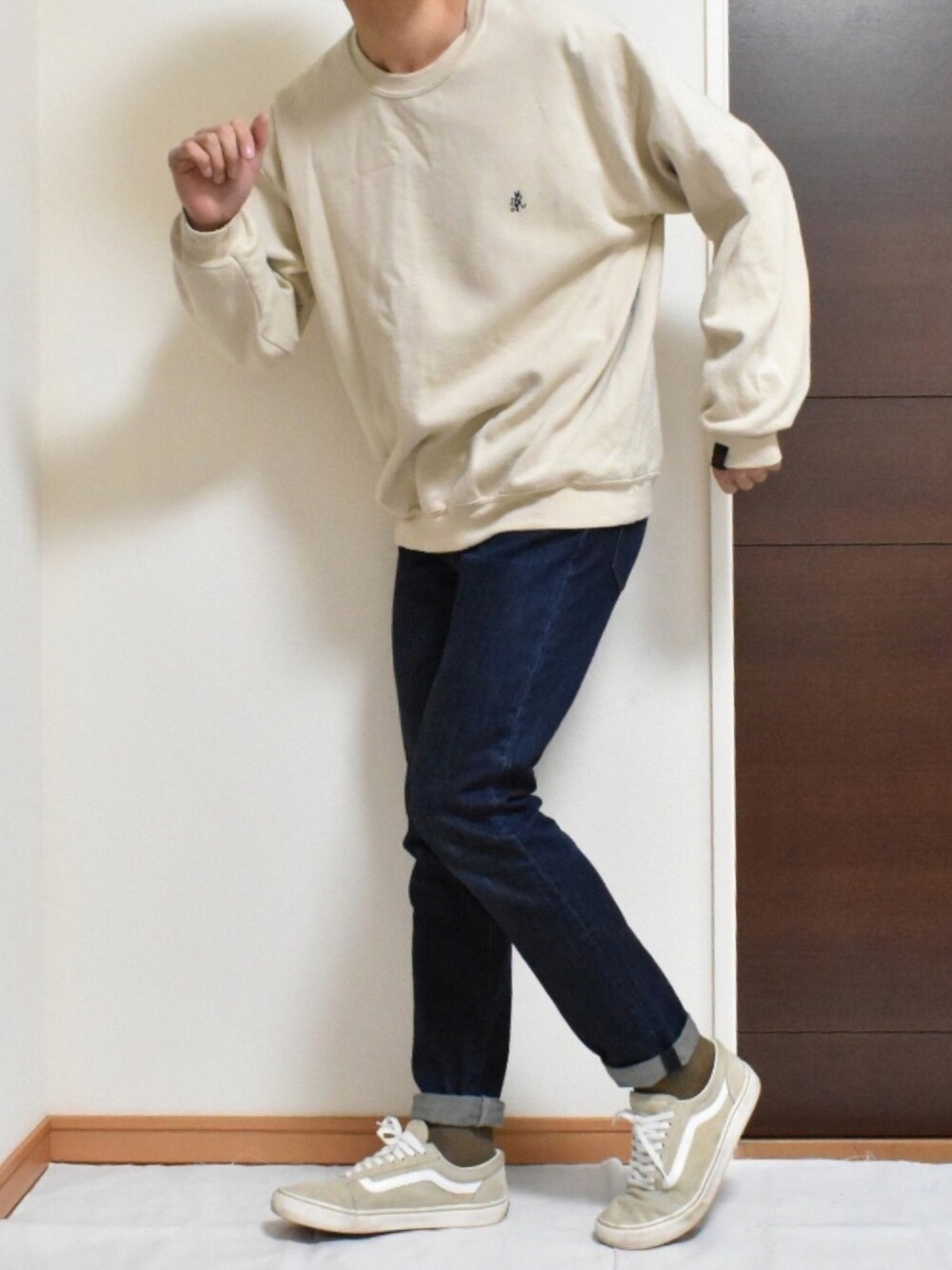 「淡色コーデ、ベージュ、デニム、デニムパンツ、スキニーデニム、ゆるコーデ、スウェット、ロゴスウェット、スニーカーコーデ、VANS」｜「FREAK'S STOREの▽GRAMICCI/グラミチ 別注刺繍LOGO SWEAT CREW NECK/ロゴスウェット（スウェット、ベージュ系）」を使った、kaasuke🐾さん（メンズ・180cm）の秋コーディネートの1枚目の写真